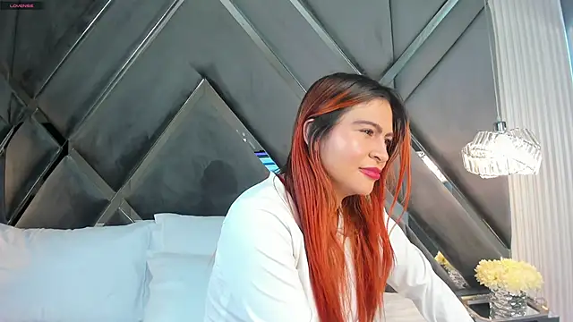 Snapshot of CoraimaSahin chatting on 17, 12, 2025 CoraimaSahin online show from 17, 12, 2025