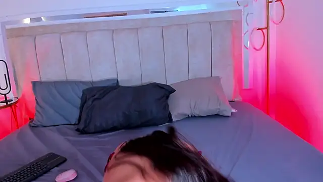 ZoeBarnett online show from 6, 11, 2025