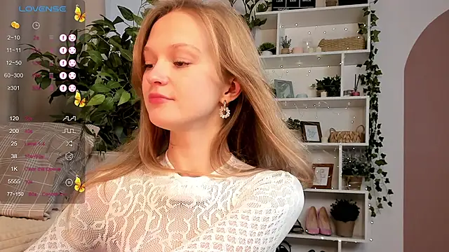 Snapshot of Kara_smalltits chatting on 9, 10, 2025 Kara smalltits online show from 9, 10, 2025