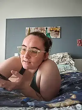 Snapshot of AndHerXO chatting on 7, 5, 2026 AndHerXO online show from 7, 5, 2026