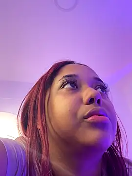 Snapshot of _Zahara_ chatting on 10, 9, 2025 Zahara online show from 10, 9, 2025