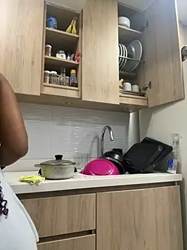 Snapshot of _Zahara_ chatting on 8, 11, 2025 Zahara online show from 8, 11, 2025