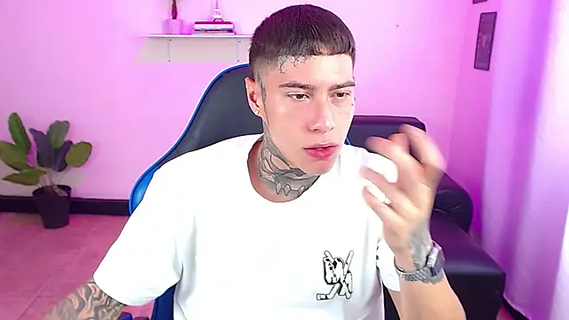 Snapshot of setthomas chatting on 13, 11, 2025 setthomas online show from 13, 11, 2025