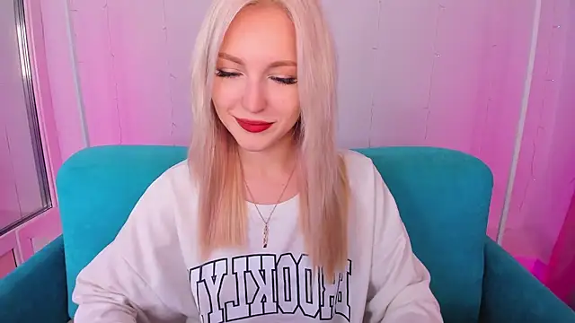 Snapshot of LisaFoxyMe chatting on 5, 11, 2025 LisaFoxyMe online show from 5, 11, 2025