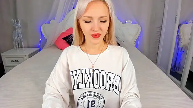 Snapshot of LisaFoxyMe chatting on 12, 11, 2025 LisaFoxyMe online show from 12, 11, 2025