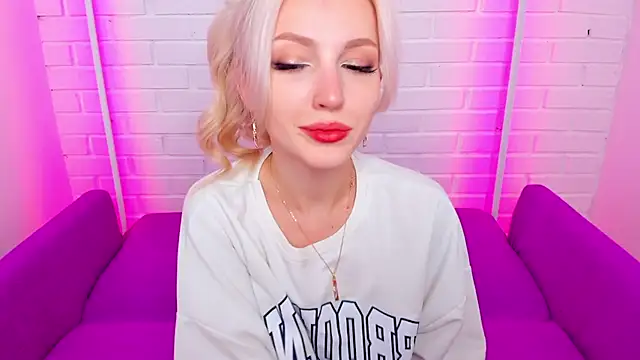 Snapshot of LisaFoxyMe chatting on 17, 11, 2025 LisaFoxyMe online show from 17, 11, 2025