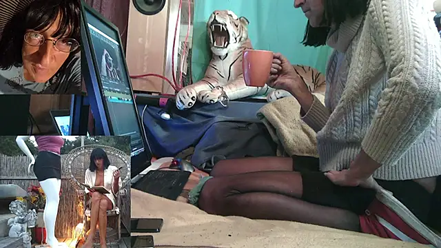 Snapshot of SissiDomination chatting on 9, 11, 2025 SissiDomination online show from 9, 11, 2025