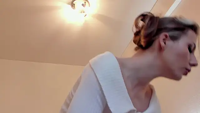 Snapshot of MilaDeLune chatting on 23, 10, 2025 MilaDeLune online show from 23, 10, 2025