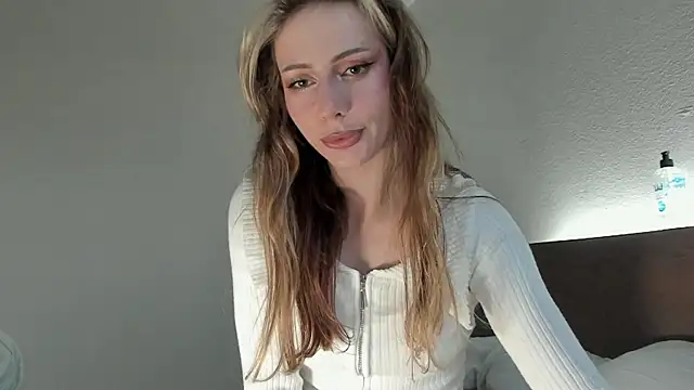 Snapshot of MilaDeLune chatting on 8, 11, 2025 MilaDeLune online show from 8, 11, 2025