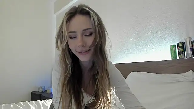 Snapshot of MilaDeLune chatting on 5, 12, 2025 MilaDeLune online show from 5, 12, 2025