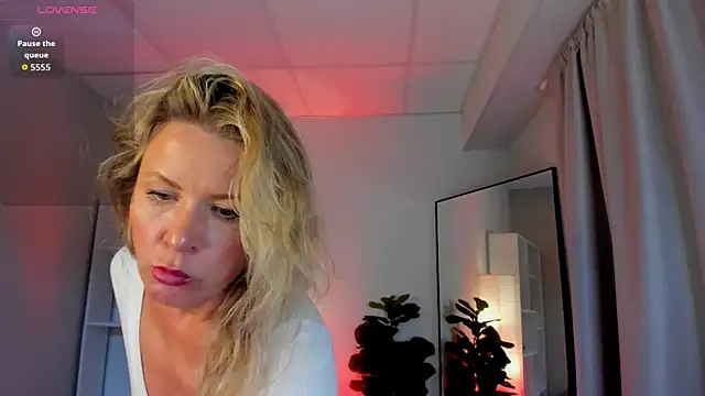 Julia Giulia online show from 21, 5, 2026