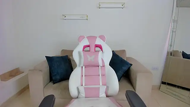 april smiith online show from 8, 11, 2025