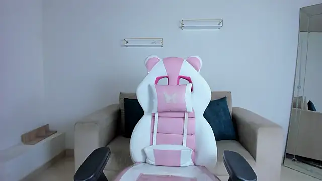 april smiith online show from 13, 2, 2026