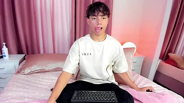 Snapshot of Honeymoon_sariel chatting on 9, 11, 2025 Honeymoon sariel online show from 9, 11, 2025