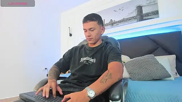 Snapshot of Thomas_moon chatting on 9, 6, 2026 Thomas moon online show from 9, 6, 2026
