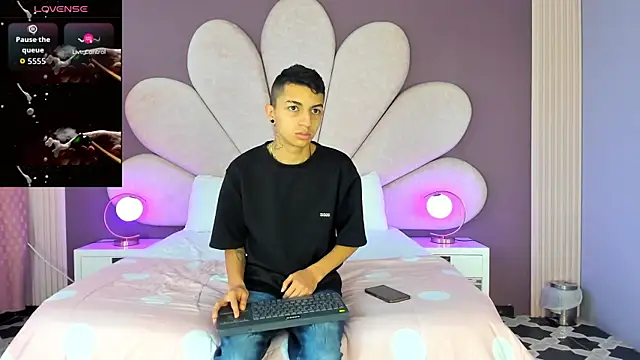 Snapshot of NickandAbby_ chatting on 14, 11, 2025 NickandAbby online show from 14, 11, 2025