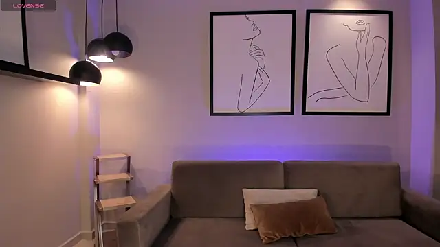 Snapshot of MiaLaurence chatting on 8, 10, 2025 MiaLaurence online show from 8, 10, 2025