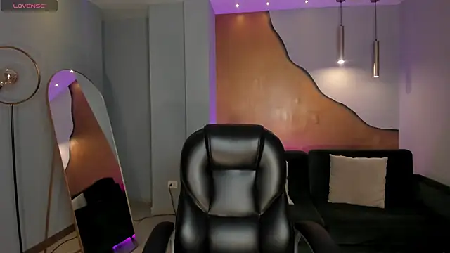 Snapshot of MiaLaurence chatting on 26, 10, 2025 MiaLaurence online show from 26, 10, 2025