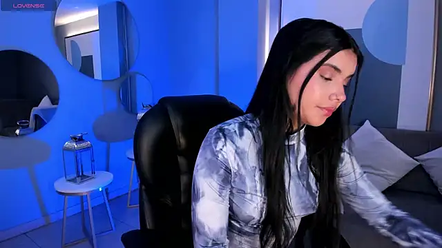 Snapshot of MiaLaurence chatting on 2, 11, 2025 MiaLaurence online show from 2, 11, 2025