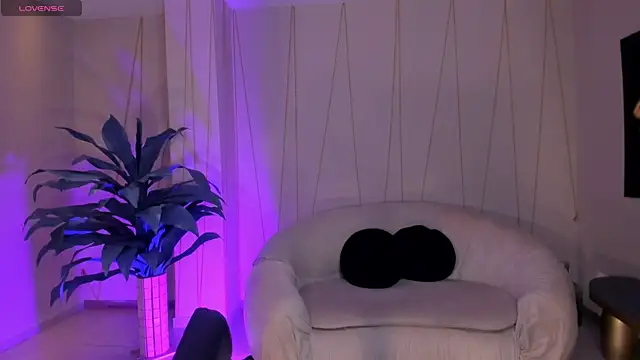 Snapshot of MiaLaurence chatting on 3, 11, 2025 MiaLaurence online show from 3, 11, 2025