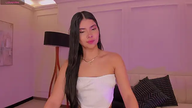 Snapshot of MiaLaurence chatting on 23, 11, 2025 MiaLaurence online show from 23, 11, 2025