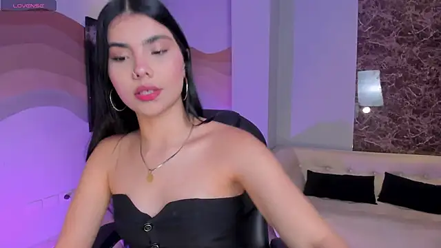 Snapshot of MiaLaurence chatting on 29, 11, 2025 MiaLaurence online show from 29, 11, 2025