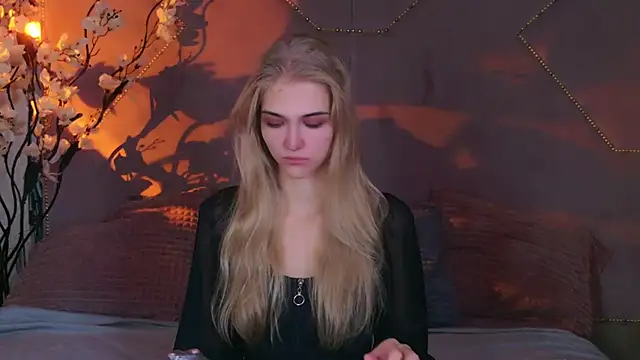 4example Chloe online show from 6, 10, 2025