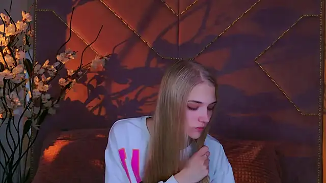 4example Chloe online show from 10, 10, 2025