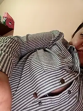 Snapshot of Caroomoom27 chatting on 26, 11, 2025 Caroomoom27 online show from 26, 11, 2025