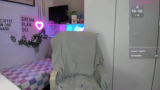 Snapshot of LiaWoow chatting on 14, 11, 2025 LiaWoow online show from 14, 11, 2025