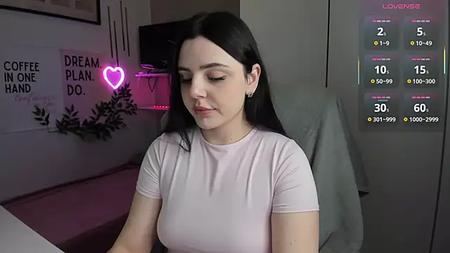 Snapshot of LiaWoow chatting on 5, 12, 2025 LiaWoow online show from 5, 12, 2025