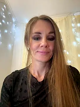 Snapshot of LucieMack chatting on 27, 10, 2025 LucieMack online show from 27, 10, 2025