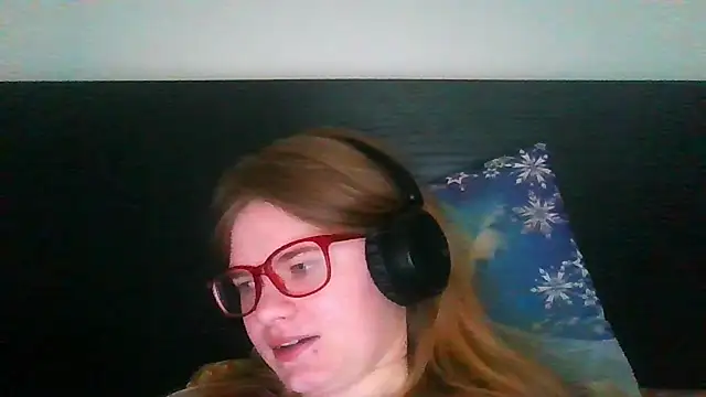 Snapshot of Moonolighta chatting on 7, 10, 2025 Moonolighta online show from 7, 10, 2025