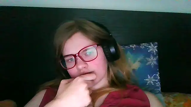 Snapshot of Moonolighta chatting on 8, 10, 2025 Moonolighta online show from 8, 10, 2025