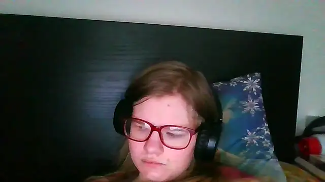 Snapshot of Moonolighta chatting on 9, 11, 2025 Moonolighta online show from 9, 11, 2025