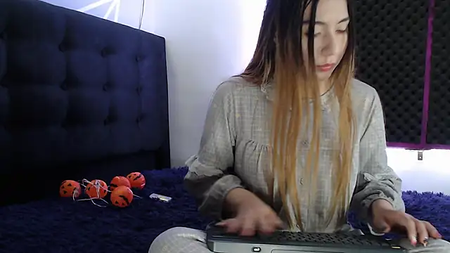 Snapshot of karlamoon23 chatting on 13, 10, 2025 karlamoon23 online show from 13, 10, 2025