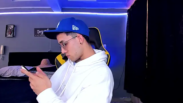 Snapshot of alexgiraldo__ chatting on 4, 10, 2025 alexgiraldo online show from 4, 10, 2025