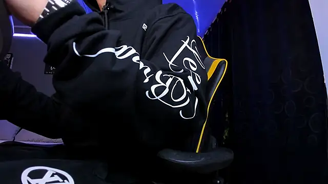 Snapshot of alexgiraldo__ chatting on 4, 12, 2025 alexgiraldo online show from 4, 12, 2025