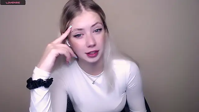 Snapshot of AliceHotty_ chatting on 12, 9, 2025 AliceHotty online show from 12, 9, 2025