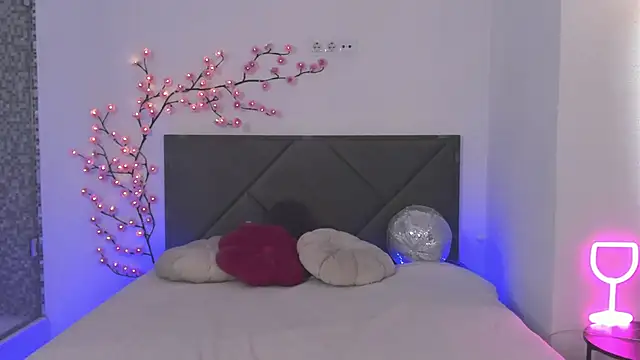 HollyTailors online show from 14, 4, 2026