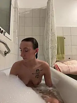 Snapshot of Emilia_Mausi chatting on 14, 12, 2025 Emilia Mausi online show from 14, 12, 2025