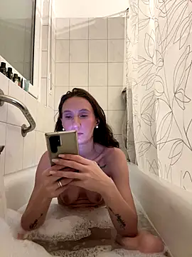 Snapshot of Emilia_Mausi chatting on 21, 12, 2025 Emilia Mausi online show from 21, 12, 2025