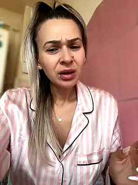 iSelena online show from 10, 10, 2025