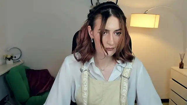 Snapshot of EasterBlink chatting on 25, 11, 2025 EasterBlink online show from 25, 11, 2025