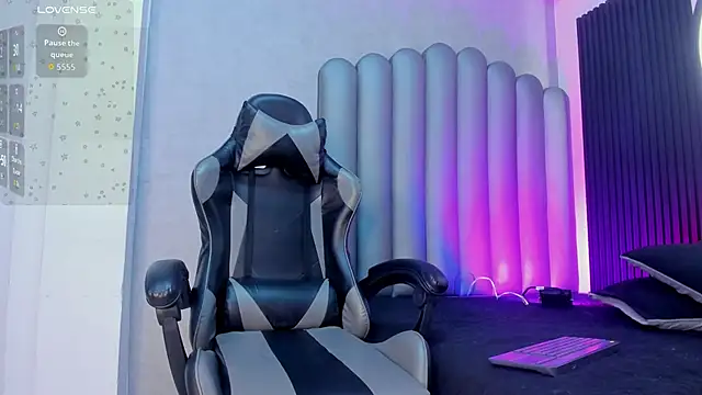 Snapshot of _Leohot_ chatting on 30, 10, 2025 Leohot online show from 30, 10, 2025