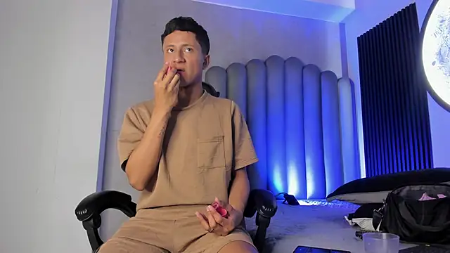 Snapshot of _Leohot_ chatting on 8, 11, 2025 Leohot online show from 8, 11, 2025