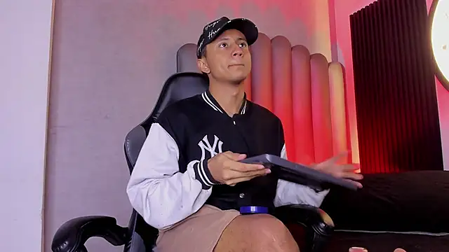 Snapshot of _Leohot_ chatting on 28, 11, 2025 Leohot online show from 28, 11, 2025