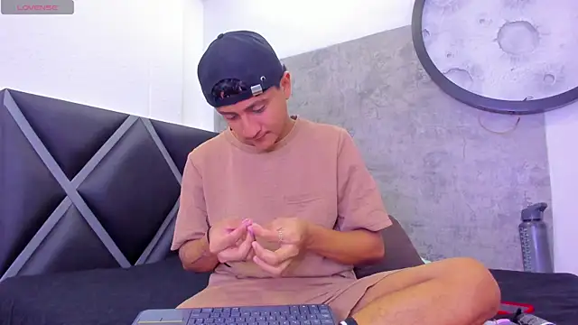  Leohot  online show from 14, 4, 2026