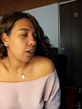 IVONNE COLLINS33 online show from 4, 11, 2025