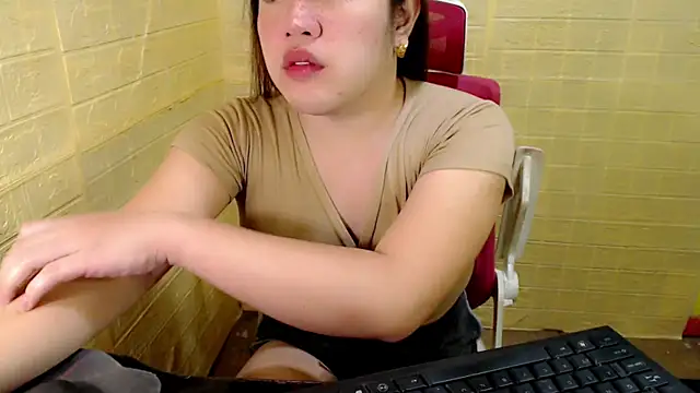 Snapshot of xUrDreamSlutWhore chatting on 21, 10, 2025 xUrDreamSlutWhore online show from 21, 10, 2025